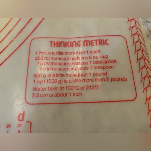 22x18 Vintage Tupperware dough/pastry rolling mat. Get perfect even sizes. 1977 - Picture 4 of 9